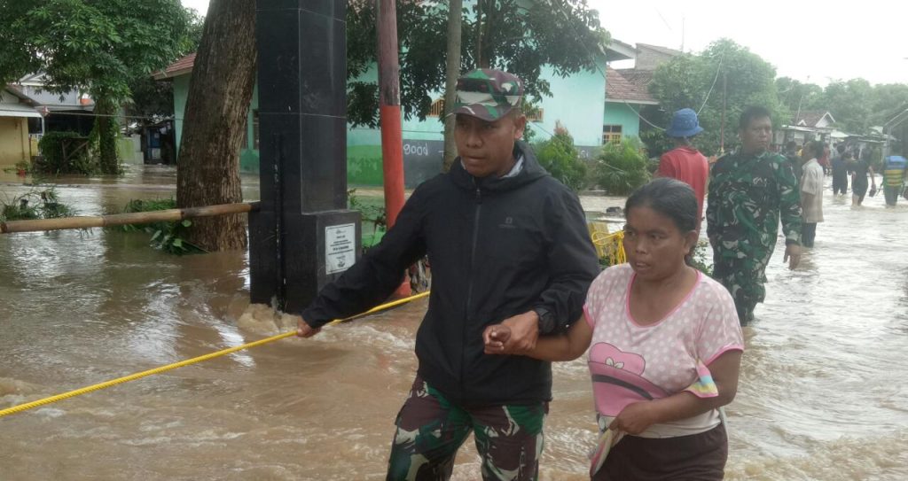 Gambar Dandim 0602/Serang Bantu Evakusi Warga Korban Banjir 27