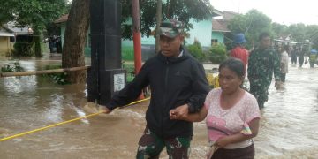 Gambar Dandim 0602/Serang Bantu Evakusi Warga Korban Banjir 1