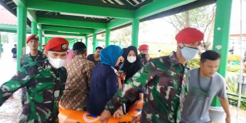 Gambar Grup 1 Kopasus Bantu Warga Terdampak Banjir di Masjid Agung Banten 1