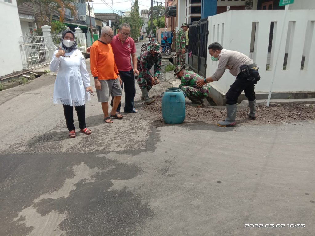 Gambar TNI Peduli, Karya Bakti Kodim 0602 Serang Pasca Banjir Dikota Serang 27