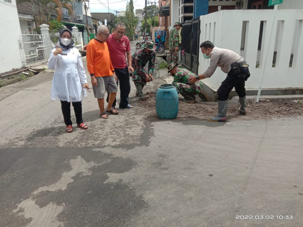 Tni Peduli, Karya Bakti Kodim 0602 Serang Pasca Banjir Dikota Serang 28 Gambar TNI Peduli, Karya Bakti Kodim 0602 Serang Pasca Banjir Dikota Serang 27
