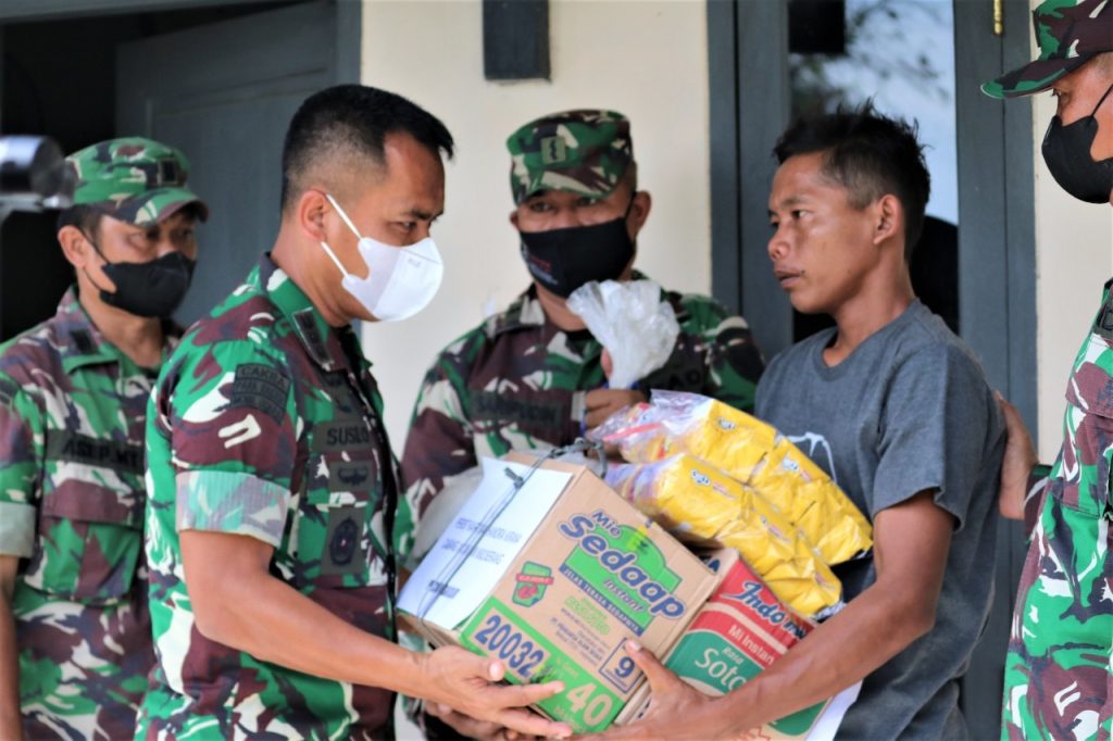 Gambar Persit KCK Cabang XXXIV DIM 0602/Serang Serahkan Bantuan Sembako kepada Terdampak Banjir 27
