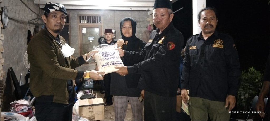 Gambar Pendekar Banten Korda II Lebak Bersama Korcam Bayah Berikan Bantuan Sembako Kepada Warga Terdampak Longsor 27