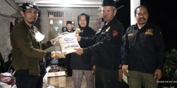 Gambar Pendekar Banten Korda II Lebak Bersama Korcam Bayah Berikan Bantuan Sembako Kepada Warga Terdampak Longsor 1