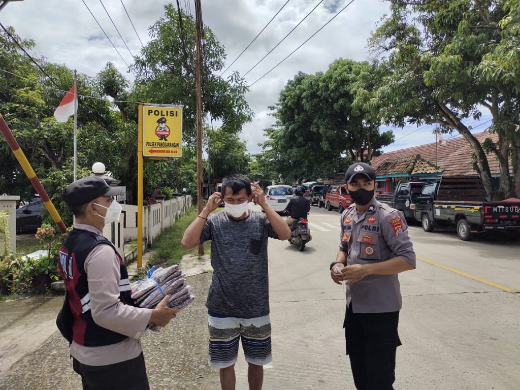 Gambar Polsek Panggarangan Polres Lebak, Giat Bagi- Bagi Masker di Jalan Raya Malingping Bayah 27