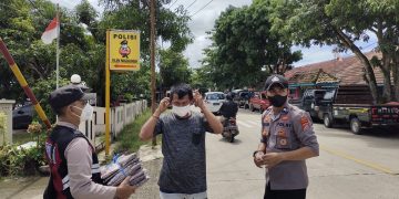 Gambar Polsek Panggarangan Polres Lebak, Giat Bagi- Bagi Masker di Jalan Raya Malingping Bayah 1