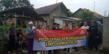 Gambar Korps Brimob Polri Salurkan Bantuan Paket Sembako Untuk Warga Kp. Pekapuran Banten 1
