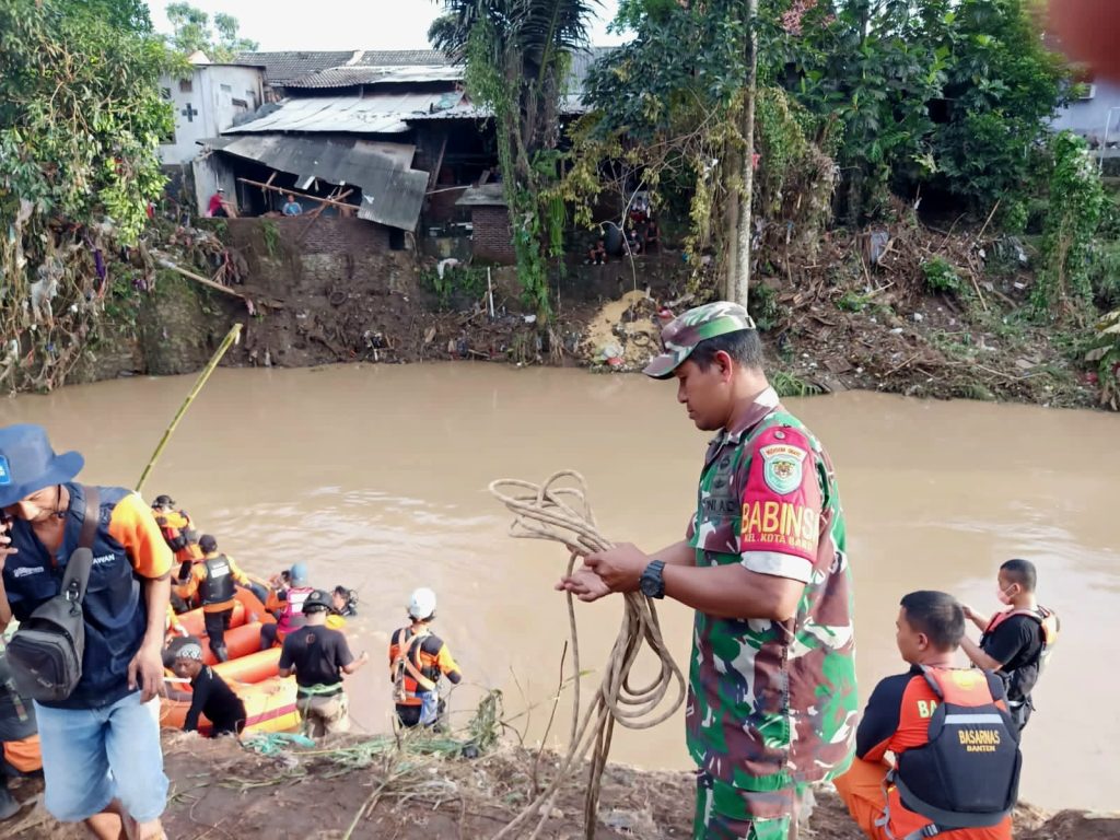 Gambar Korban Yang Hanyut Saat Banjir Ditemukan, Pencarian dan Evakuasi Dibantu Oleh Personel Koramil 0602-01/Kota Serang 27