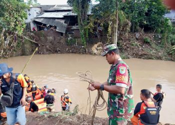 Gambar Korban Yang Hanyut Saat Banjir Ditemukan, Pencarian dan Evakuasi Dibantu Oleh Personel Koramil 0602-01/Kota Serang 43