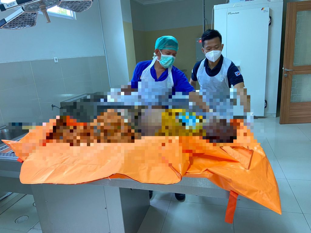 Gambar Temukan Mayat di Cipocok, Biddokes Polda Banten Lakukan Autopsi 27