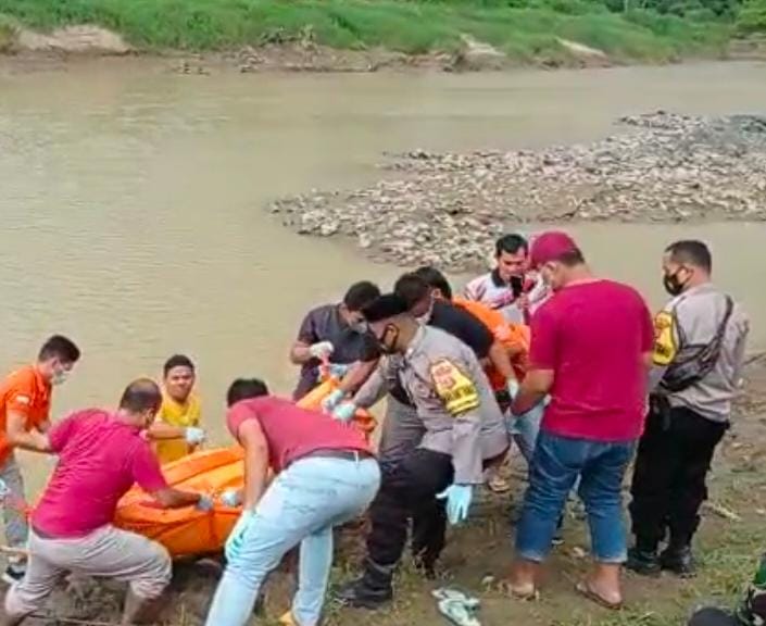 Gambar Polsek Kragilan Polres Serang Lakukan Evakuasi Penemuan Mayat Di sungai Ciujung 27