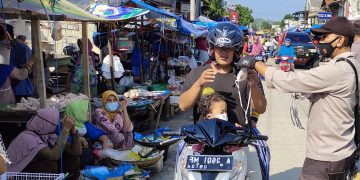 Gambar Polsek Panggarangan Gelar Kegiatan KRYD, dan Bagikan Masker Geratis di Pasar Cisiih 1