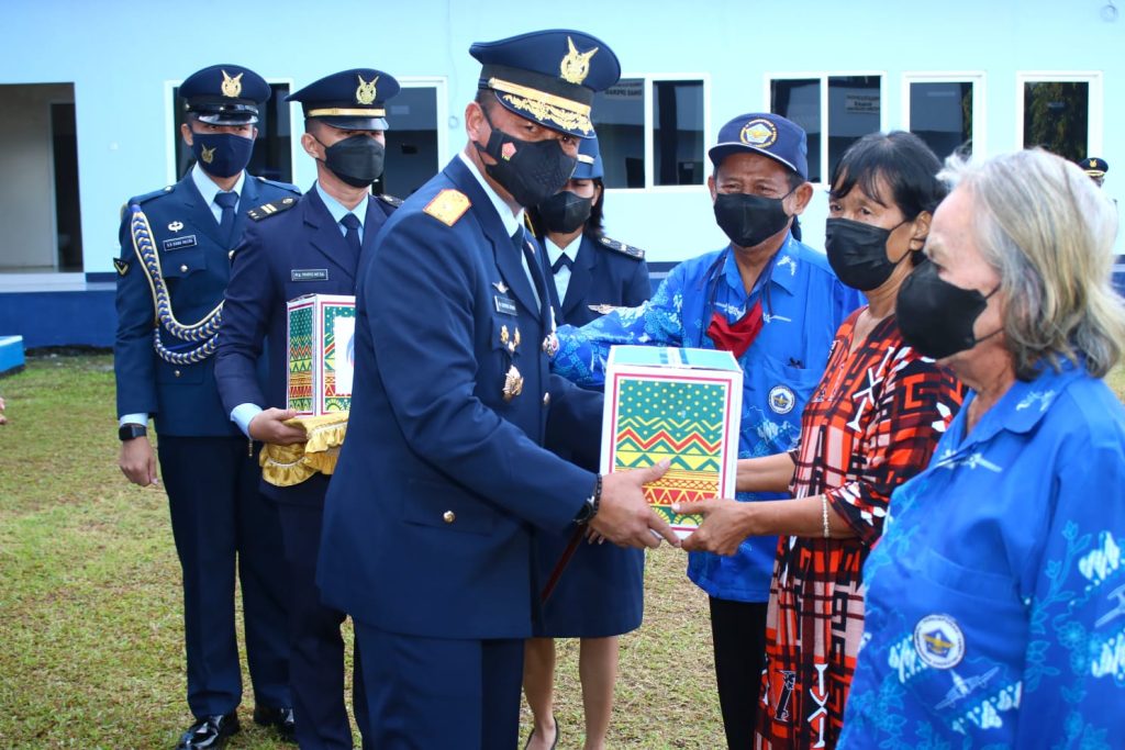 Gambar HUT ke 76 TNI AU, Danlanud Sam Ratulangi Berikan Bingkisan Pada Sesepuh Pendahulu 27