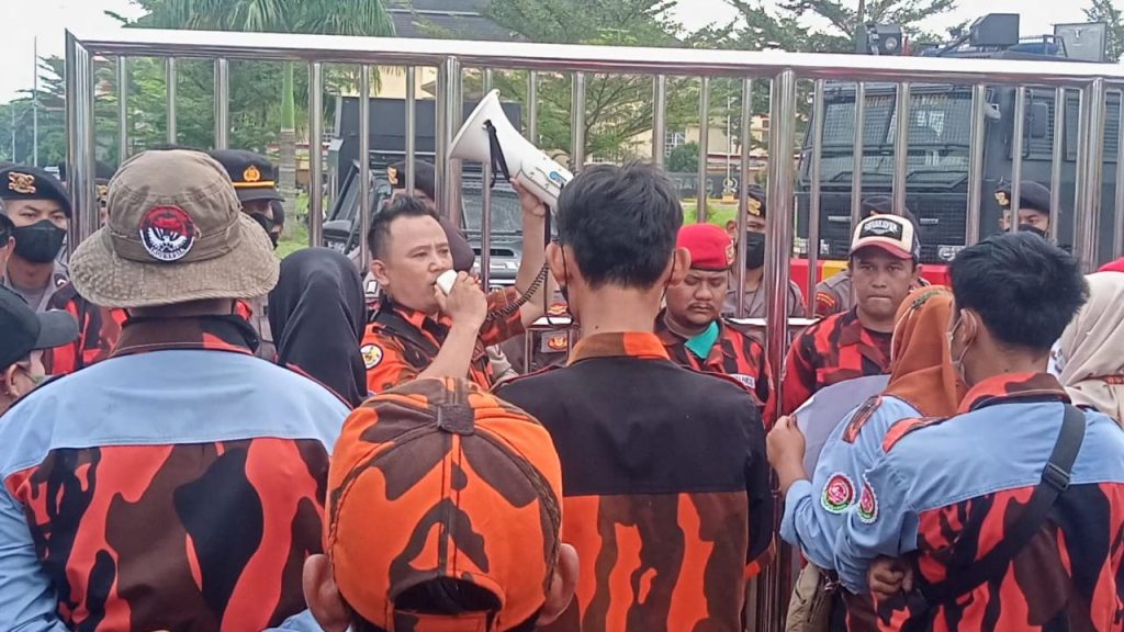 Gambar Tuntut PAW Pujiyanto ditunda Pemuda Pancasila Geruduk Kantor DPRD Kota Serang 27
