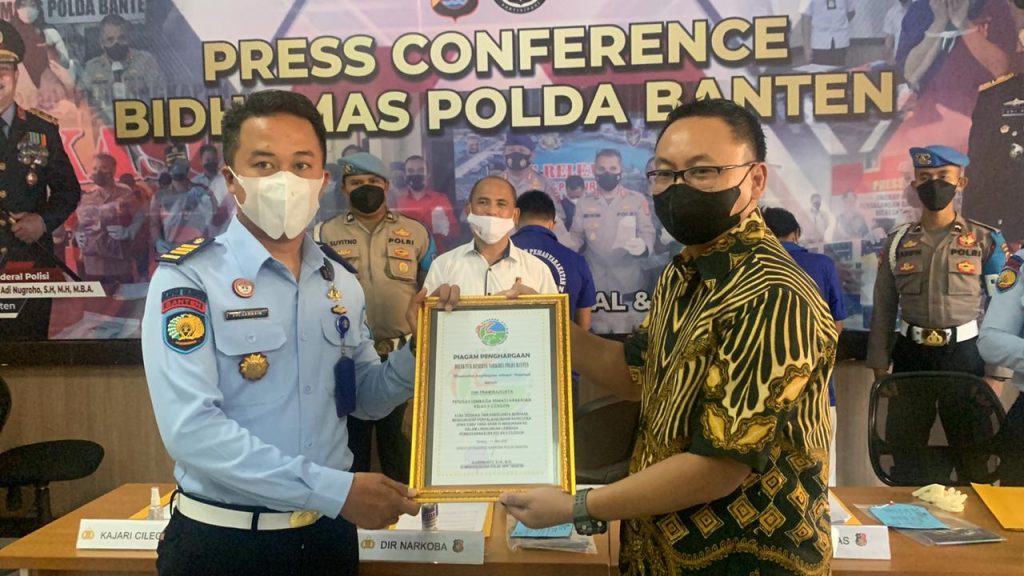 Gambar Gagalkan Penyelundupan Sabu, Petugas Lapas Cilegon Raih Penghargaan Dari Polda Banten 27