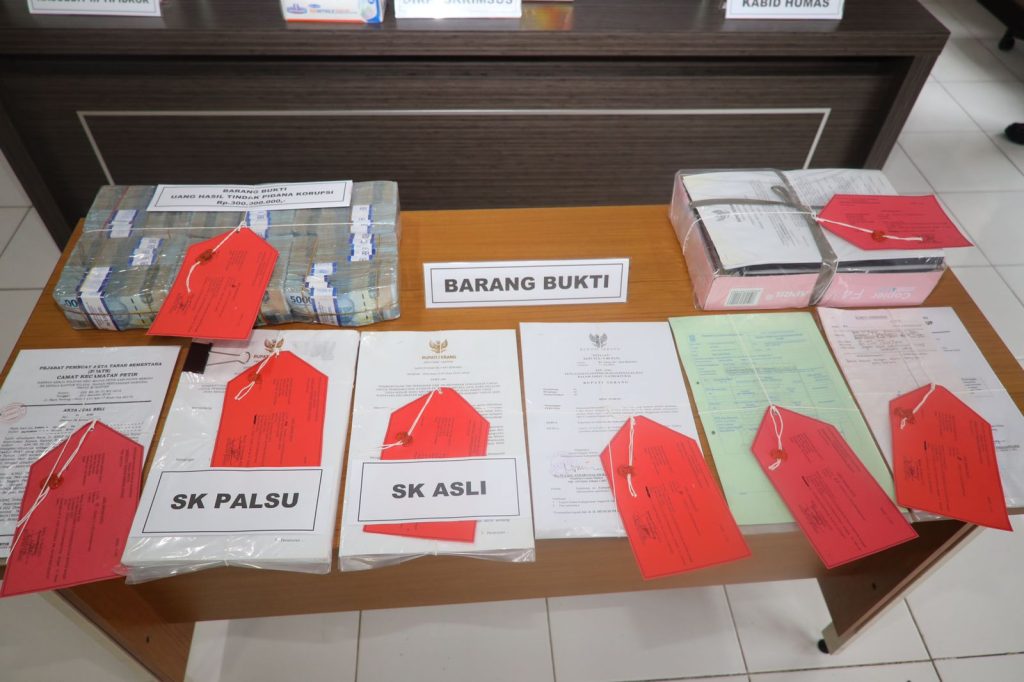 Gambar Polda Banten Berhasil Amankan 4 Tersangka Kasus Korupsi Pengadaan Lahan SPA Sampah di Serang 27