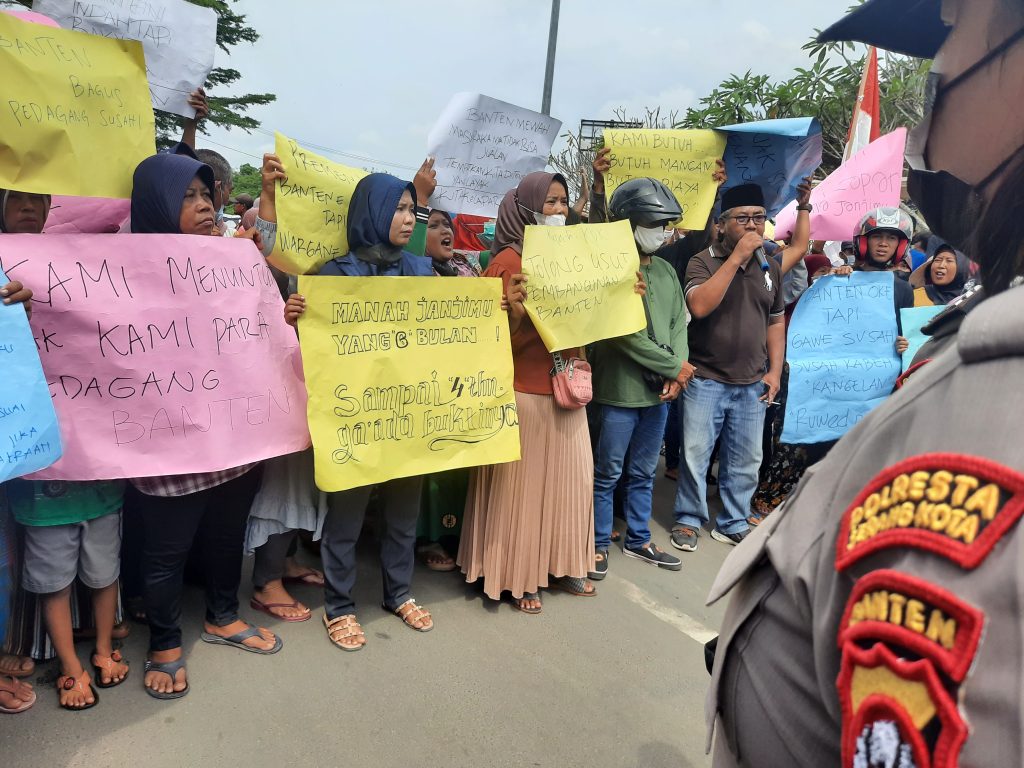 Gambar Ratusan Pedagang Banten Lama Oncog Dinas Perkim Tuntut Tempat Pengganti Warung yang Dibongkar 29