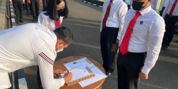 Gambar Dirresnarkoba Polda Banten Berikan Penghargaan Kepada Personel Satresnarkoba Polresta Tangerang 30