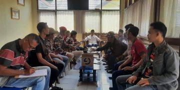 Gambar Dianggap Membahayakan, KBM Oncog Kantor Kecamatan Mancak Tuntut Aktivitas Penambang Pasir Agar Ditutup 1