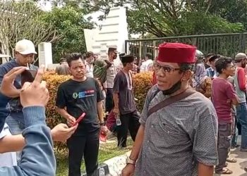 Gambar Ratusan Pedagang Banten Lama Oncog Dinas Perkim Tuntut Tempat Pengganti Warung yang Dibongkar 37