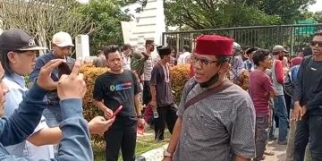 Gambar Ratusan Pedagang Banten Lama Oncog Dinas Perkim Tuntut Tempat Pengganti Warung yang Dibongkar 1
