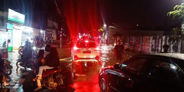 Gambar Selama Dua Jam Jalan Raya Ciracas Terendam Banjir 29