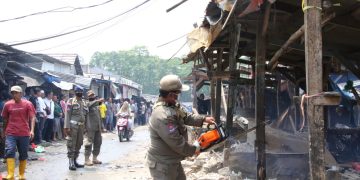 Gambar Satpol PP Kabupaten Serang Bongkar Puluhan Bangunan PKL Pasar Cimol 1