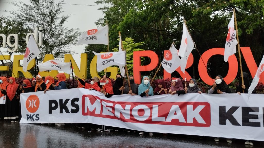 Gambar Diguyur Hujan Deras, Ratusan Kader DPD PKS Kota Serang Semangat Suarakan Penolakan Kenaikan BBM 27