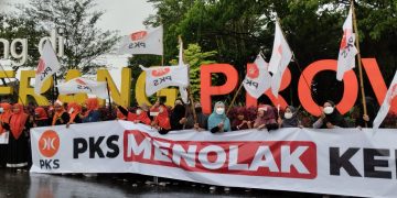 Gambar Diguyur Hujan Deras, Ratusan Kader DPD PKS Kota Serang Semangat Suarakan Penolakan Kenaikan BBM 1