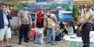 Gambar Peduli Kesulitan Masyarakat, Polsek Pinang Polres Metro Tangerang Kota Bagikan Bansos Pasca Penyesuaian Harga BBM 33