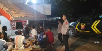 Gambar Patroli Anggota Polsek Bojong Sambangi Pos Ronda Dimalam Hari dan Memberikan Himbauan Kepada Warga 24