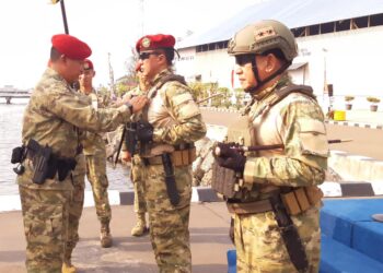 Dua Perwira Tinggi TNI AL Dianugerahi Brevet Kehormatan Manusia Katak