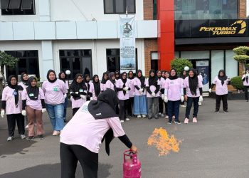 Peringati Bulan K3 Nasional, Pertamina Patra Niaga Regional JBB adakan Sosialisasi dan Drill Pemadaman Api