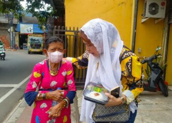 Artis Dangdut Tetty Safari Dampingi Program Jumat Berkah Wartawan Berbagi ke Warga Jakarta