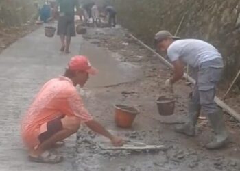 Warga Kampung Gedeg Taktakan Kota Serang Perbaiki Jalan Rusak Secara Swadaya