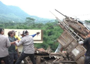 Biro SDM Polda Jabar Renovasi Dua Rumah Warga di Nagreg