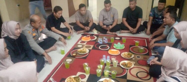 Kapolsek Munjul dan Bhayangkari Bagikan Takjil, Pererat Silaturahmi dengan Warga