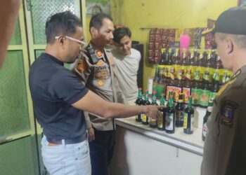 Muspika Kibin Gelar Operasi Pekat, Amankan Puluhan Botol Miras dan Jeriken Tuak