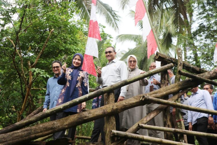 Jembatan Cikotak Dibangun, Bupati Ratu Zakiyah Yakini Banyak Dampak Positif 73 Jembatan Cikotak Dibangun, Bupati Ratu Zakiyah Yakini Banyak Dampak Positif