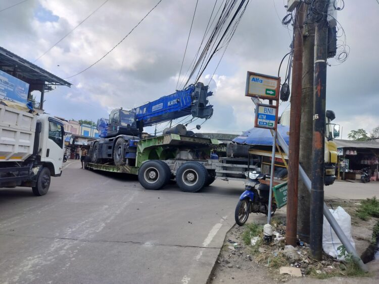 Truk Pengangkut Ekskavator Mogok di Pasar Ciomas, Lalu Lintas Terganggu 73 Truk Pengangkut Ekskavator Mogok di Pasar Ciomas, Lalu Lintas Terganggu