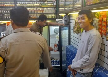Polsek Cikeusal Amankan Puluhan Botol Miras Ilegal dalam Operasi Pekat 77 Polsek Cikeusal Amankan Puluhan Botol Miras Ilegal dalam Operasi Pekat